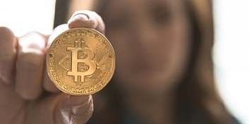 1qip73362g4-zena-drzici-bitcoinovou-minci.jpg