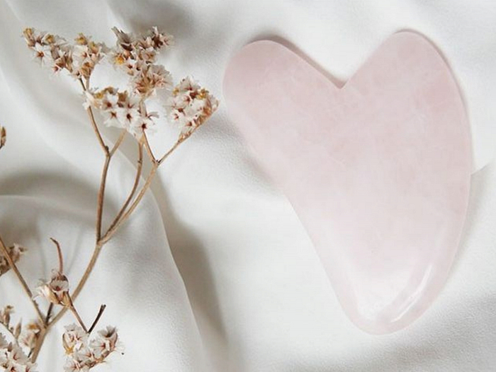 5v879cu4iyn37lx-how-to-get-a-natural-facelift-with-gua-sha.jpg