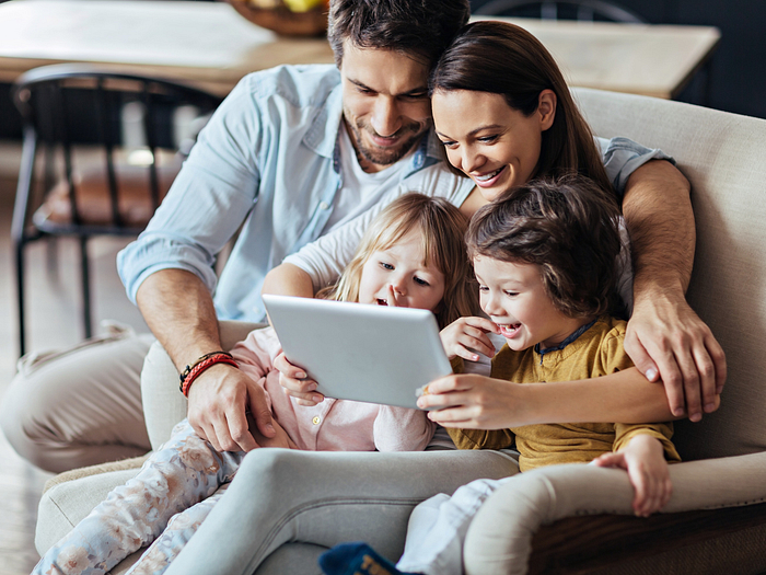 7fmkr5vc2z3x8zw-family-20on-20digital-20tablet-edited.jpg