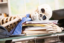 805gkvlcxcp-skeleton-businessman-worked-to-death-in-office-istock-903491244-mensi.jpg